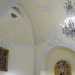 Varchiamo ora il portale maggiore, per ritrovarci allinterno di un piccolo ambiente chiuso da un soffitto color avorio puntellato da decorazioni floreali bianche da cui scende un moderno lampadario in vetro